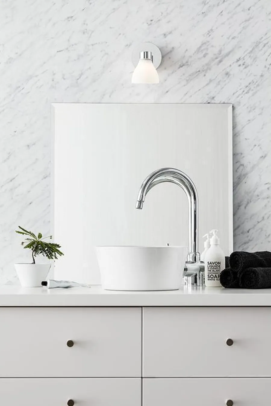 Marksløjd Cassis vegglampe IP44 - Krom/opalhvit - Krom / Opal