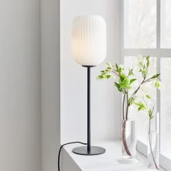 Online Marksløjd Cava bordlampe - Opalhvit/Svart - Svart / Opal