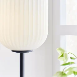 Online Marksløjd Cava bordlampe - Opalhvit/Svart - Svart / Opal