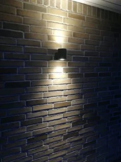 Outlet Antidark Dolio W90 vegglampe utendørs opp/ned 2x4,2W 3000K IP65 Dimbar - Svart