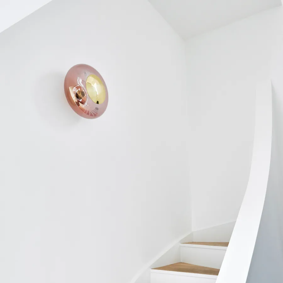 EBB & FLOW Horizon taklampe/vegglampe S - Korall/Gull Gull / Korall