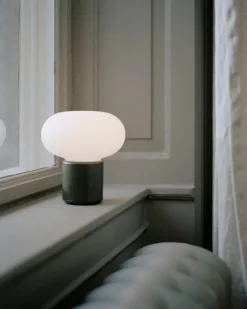Sale New Works Karl-Johan bærbar bordlampe - Svart