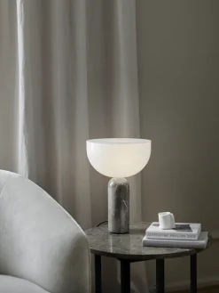 New Works Kizu bordlampe small 35 cm Grå marmor / hvit