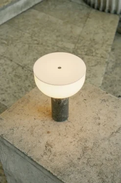 New New Works Kizu Portable bordlampe - marmor Grå