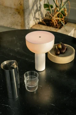 Outlet New Works Kizu Portable bordlampe - marmor Hvit