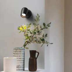 New Astro Lighting Koto vegglampe med bryter Svart