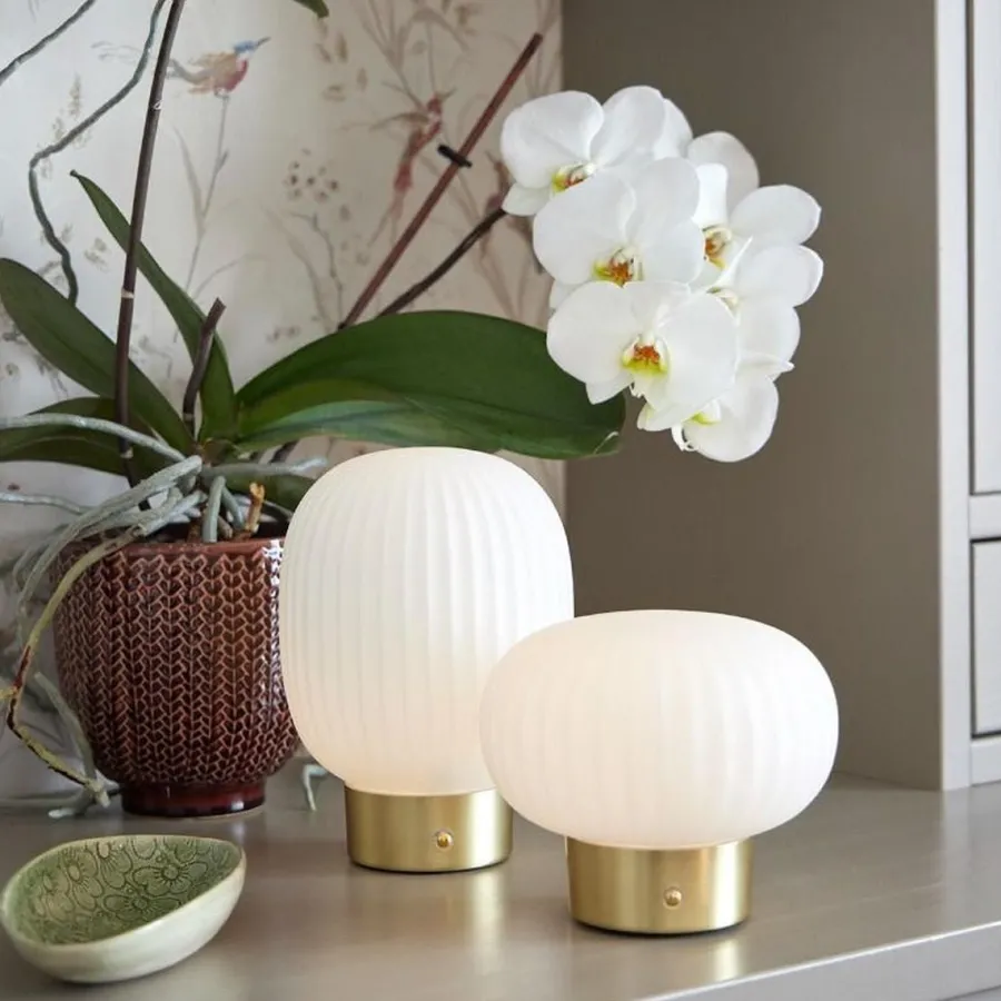 New Ms - belysning Millie bordlampe - Oppladbar Hvit / Messingfarget
