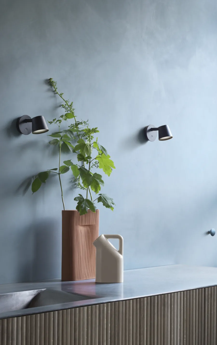 MUUTO Tip vegglampe Grå