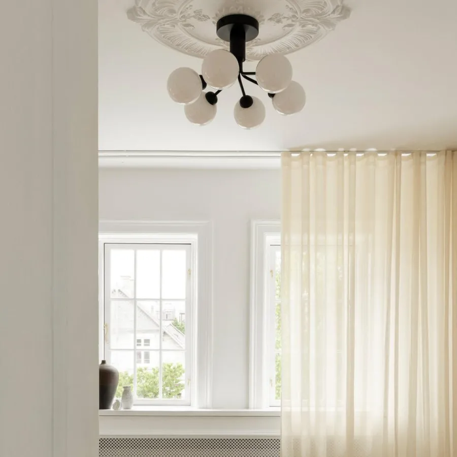 Outlet Nuura Apiales 6 taklampe satengsort / glass Opal