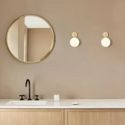 New Nuura Apiales vegglampe - direkte montering - messing/Opal Messing / Opal