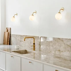 Hot Nuura Apiales vegglampe - messing/Opal Messing / Opal