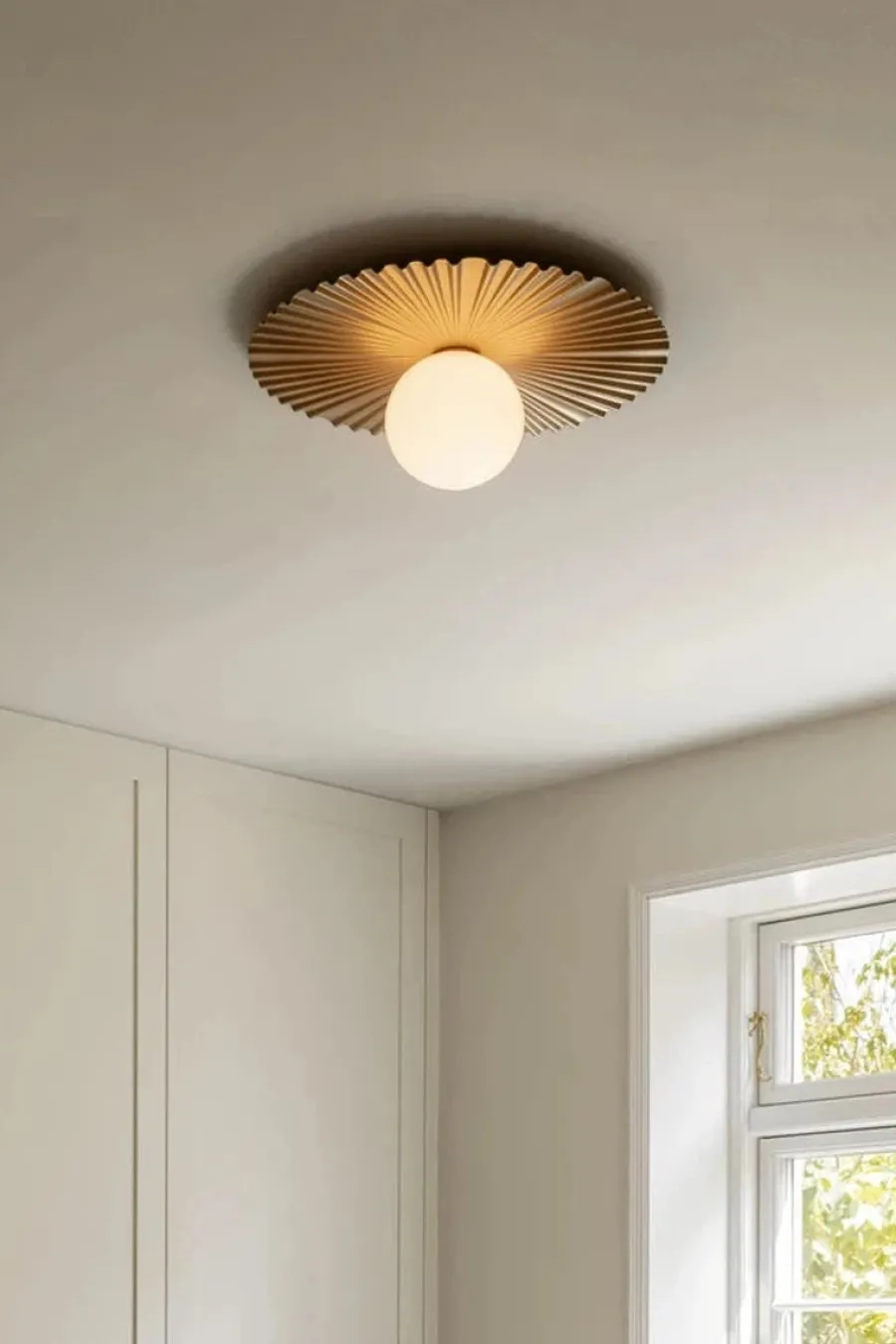 Hot Nuura Liila Muuse vegglampe/taklampe - medium - Messing / Opal