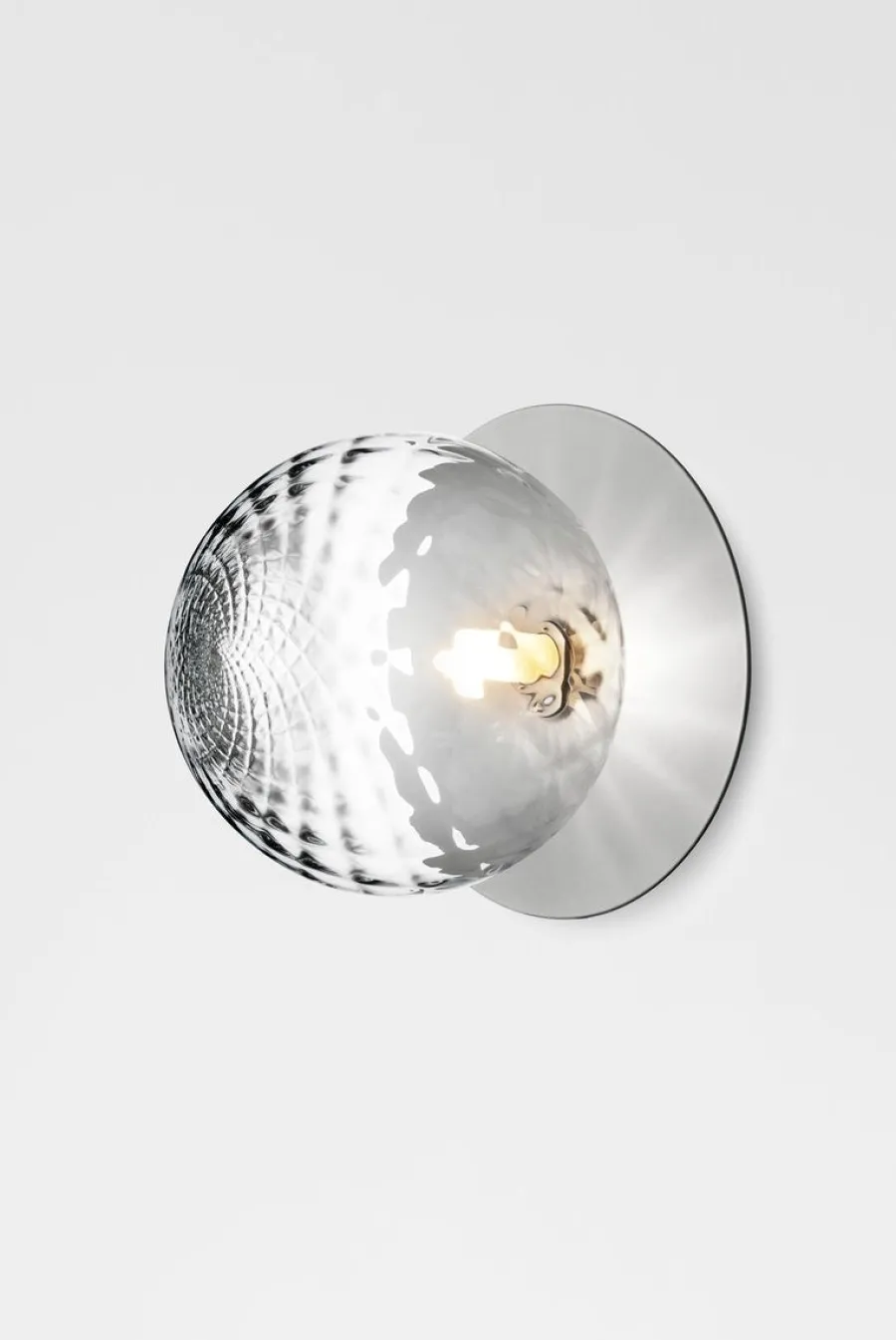 Outlet Nuura Liila 1 vegglampe/taklampe - large - light silver/optic glass Krom