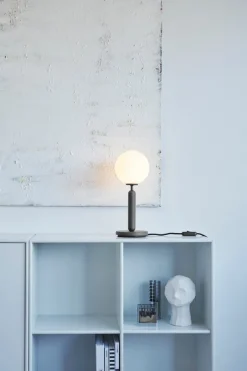 Hot Nuura Miira bordlampe Svart / Opal