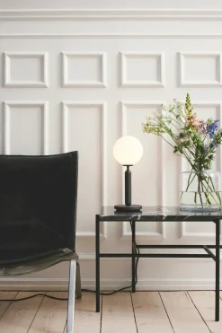 Hot Nuura Miira bordlampe Svart / Opal
