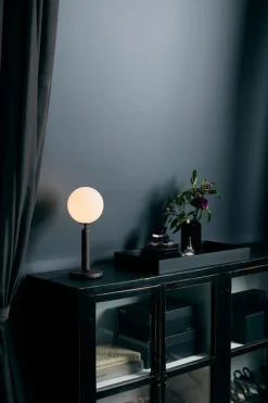 Hot Nuura Miira bordlampe Svart / Opal