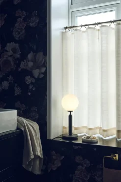 Hot Nuura Miira bordlampe Svart / Opal