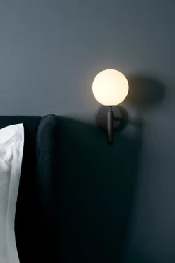 Discount Nuura Miira vegglampe Svart / Opal