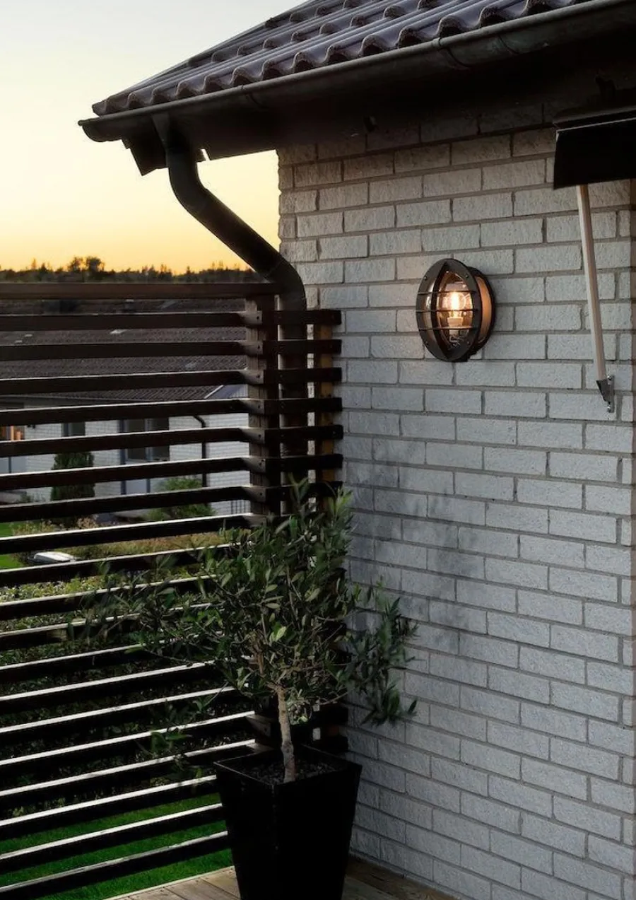 Konstsmide Oden vegglampe utendørs IP23 m/stikkontakt - Svart/klart glass Svart / Klar