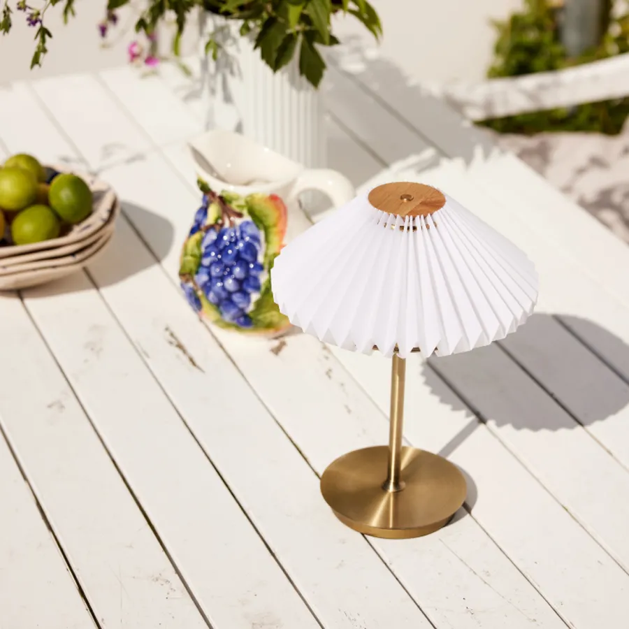 New Halo Designs Paris to go bærbar bordlampe Messing