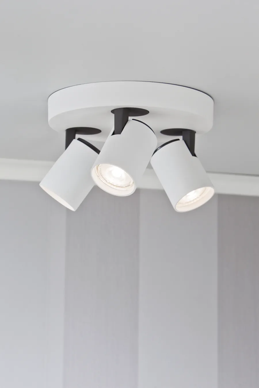 Clearance Aneta Lighting Rollo rund taklampe 3 spotter - Hvit/Svart Hvit / Svart