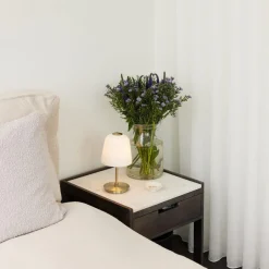 Best Halo Designs Room 49 bordlampe oppladbar IP54 - Opal/Antikk messing Messing / Opal