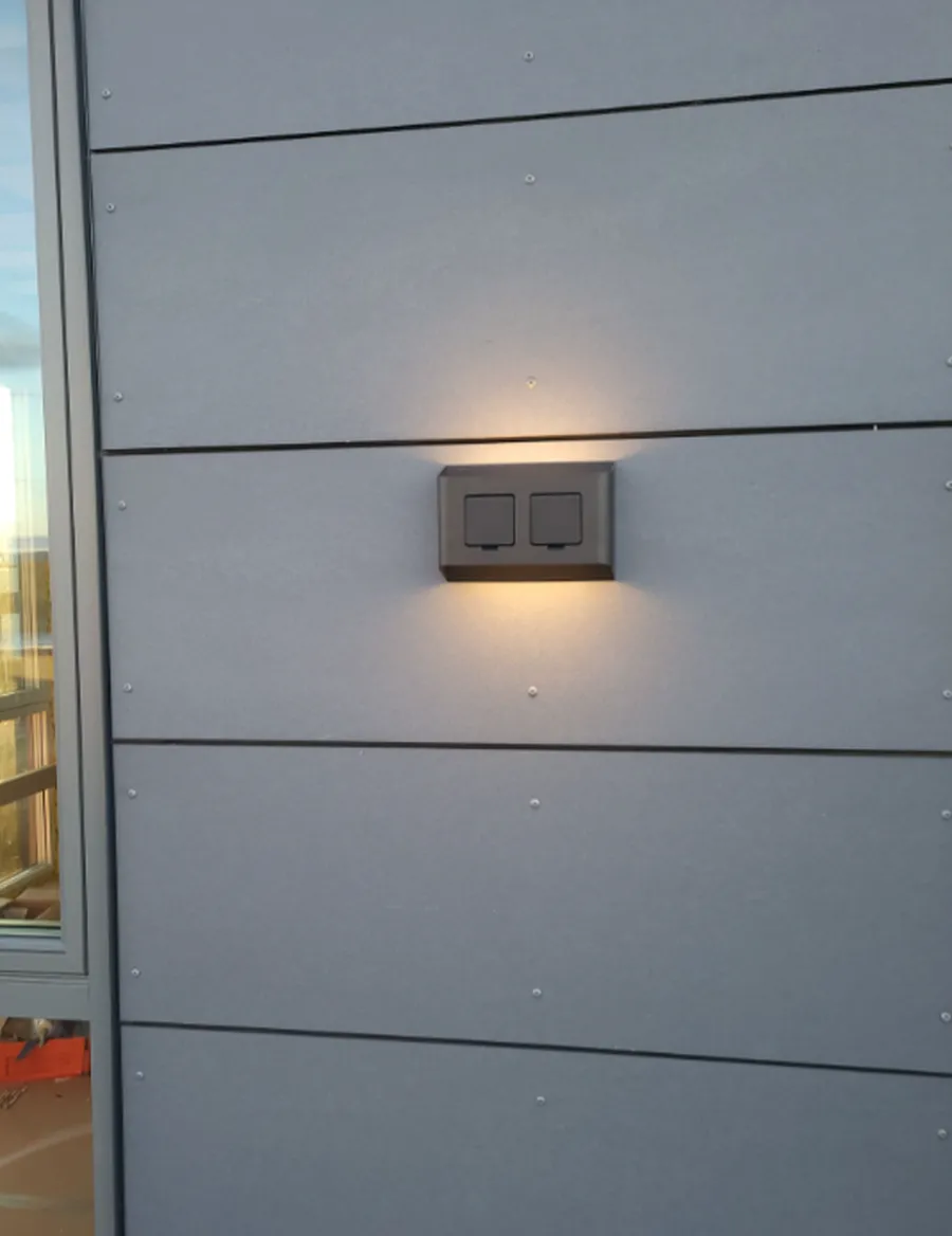 Outlet Aneta Lighting Søgne vegglampe utendørs opp/ned lys IP44 10W m/dobbel stikkontakt - Dimbar Svart