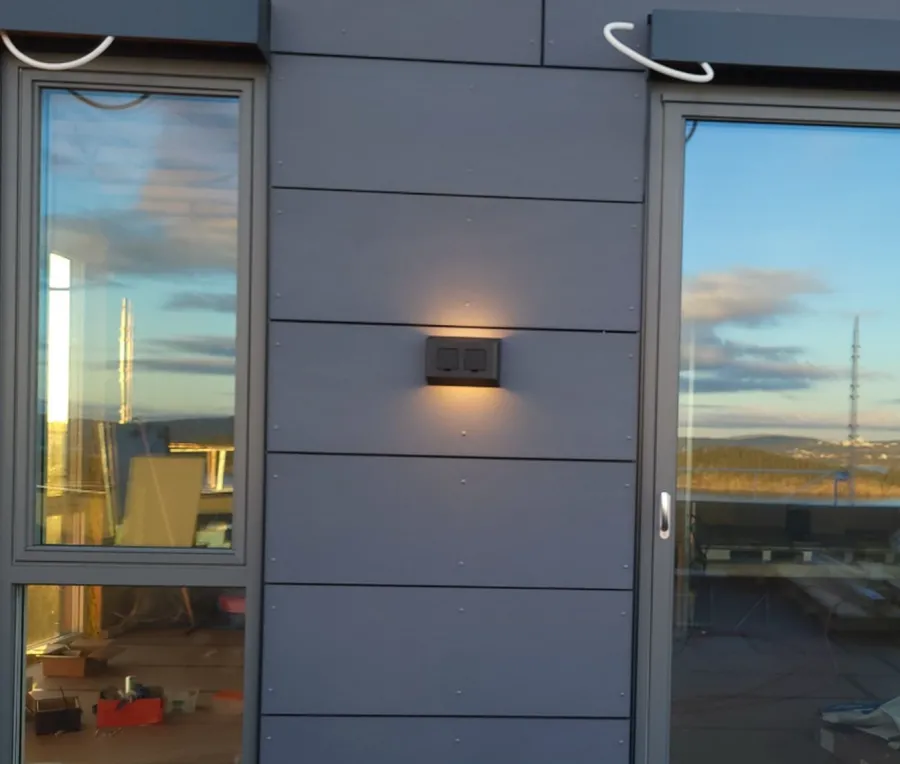 Outlet Aneta Lighting Søgne vegglampe utendørs opp/ned lys IP44 10W m/dobbel stikkontakt - Dimbar Svart