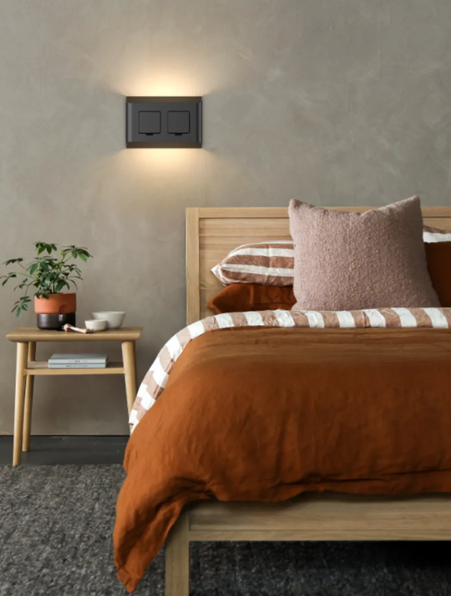 Outlet Aneta Lighting Søgne vegglampe utendørs opp/ned lys IP44 10W m/dobbel stikkontakt - Dimbar Svart