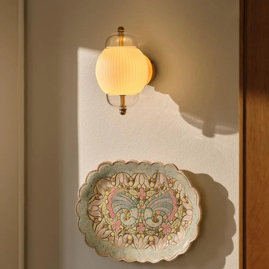 Hot Design by Us Shahin vegglampe Messing / Opal