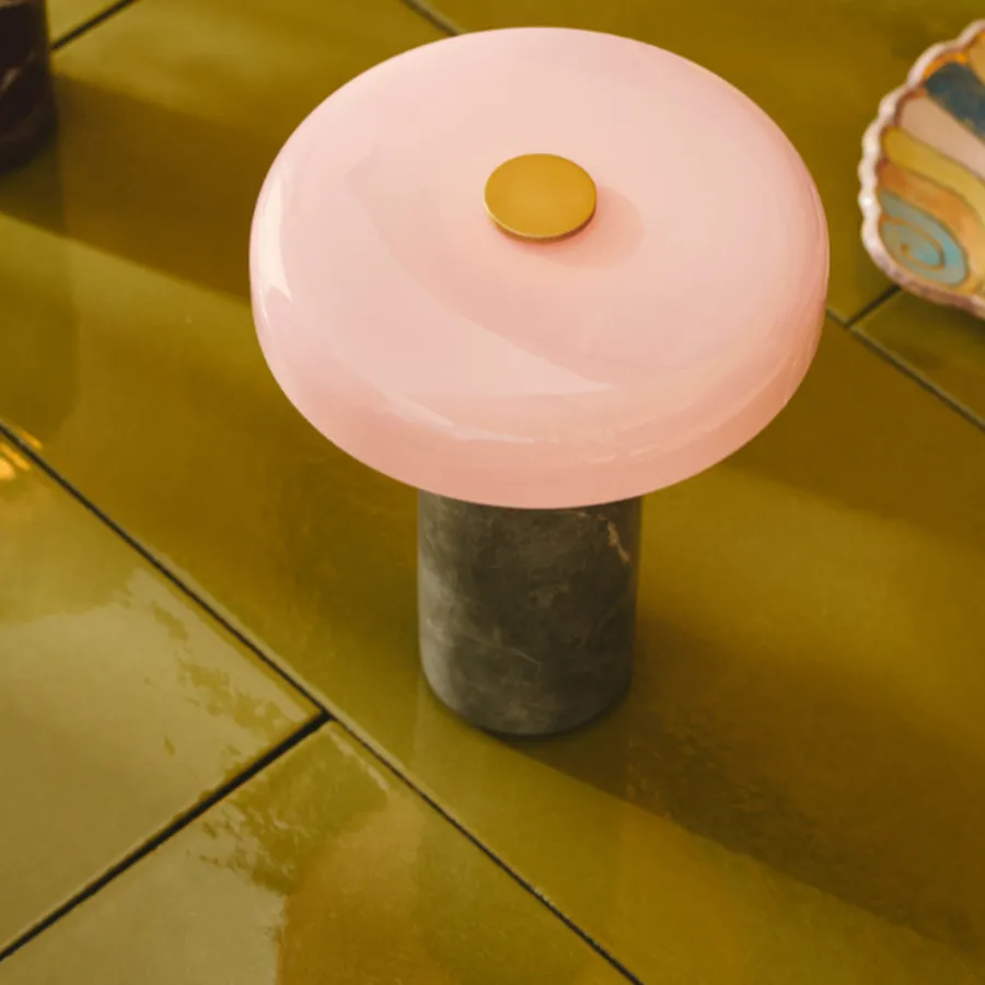 Discount Design by Us Trip oppladbar bordlampe - Sølv /Rosa blank skjerm Marmor