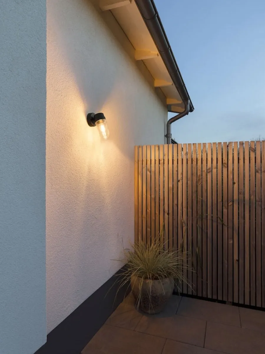 Outlet Konstsmide Vega vegglampe utendørs IP54 E27 - Svart